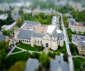 Czerwony dach białe okna jaką elewacja
